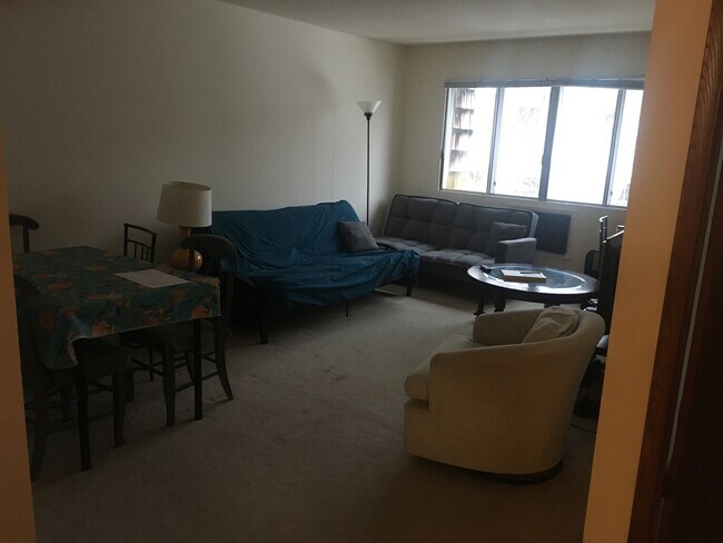 Foto del edificio - 2588 N Frederick Ave