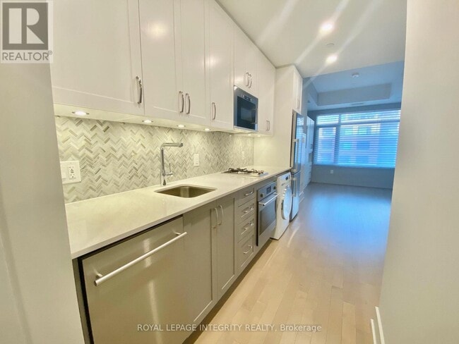 Building Photo - 60 Springhurst Ave