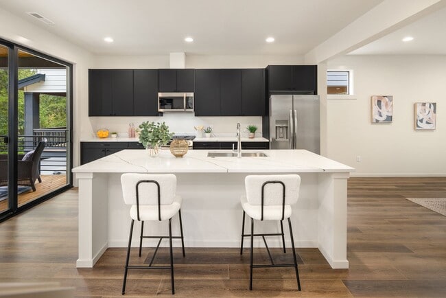 Building Photo - Brand new contemporary home with territori...