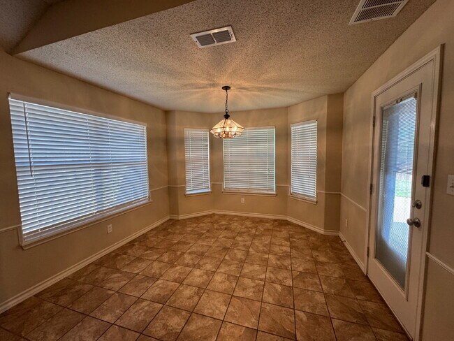 Building Photo - Lovely 3-Bedroom Home with Cozy Fireplace ...