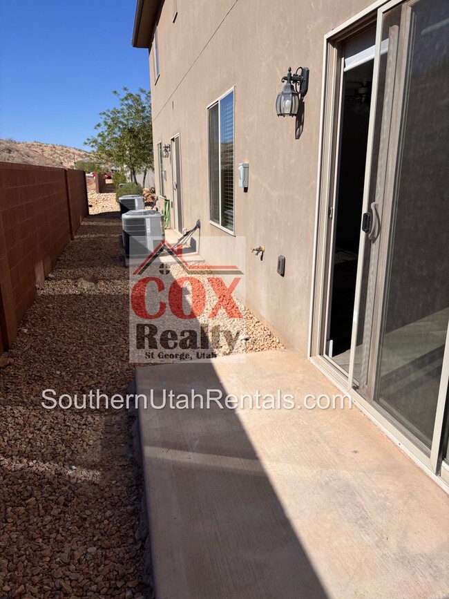 Foto del edificio - 3 bed / 2.5 bath / 2-car with washer/dryer...
