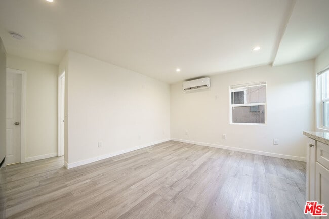 Building Photo - 231 E 85th St