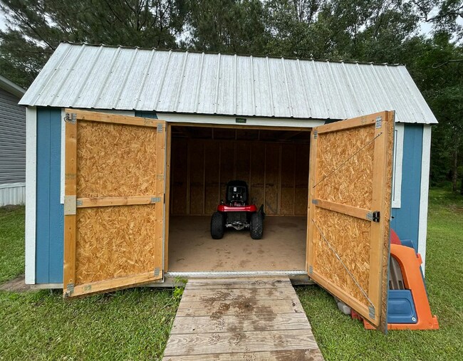 Foto del edificio - 161 Burr Rd