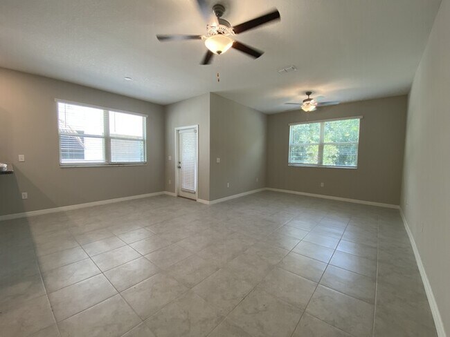 Foto del edificio - Coming Soon! End Unit 3/2.5 Townhome For R...