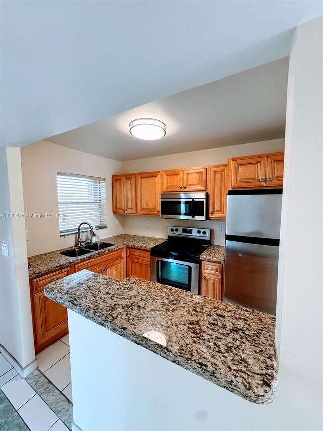 Foto del edificio - 8595 Sunrise Lakes Blvd