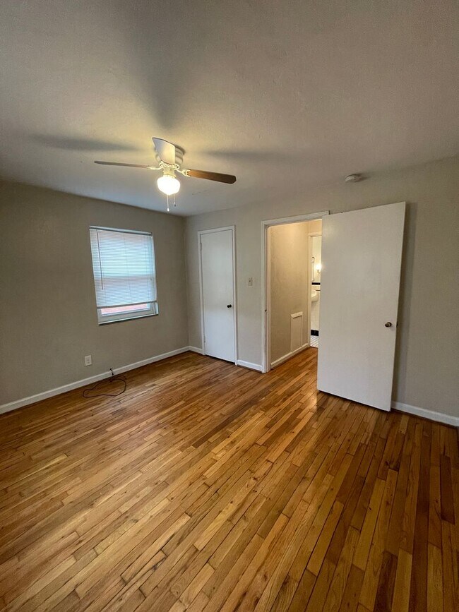 Foto del edificio - Spacious 1 Bedroom Apartment with Garage Space in the heart of Bellevue!