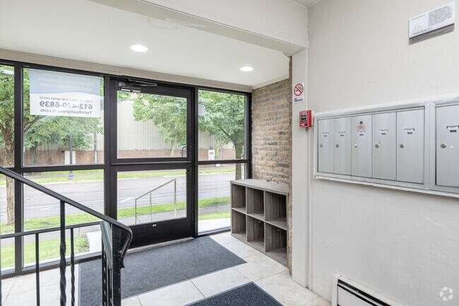 Foto del vestíbulo - Campus East Apartments: Your Perfect Home ...