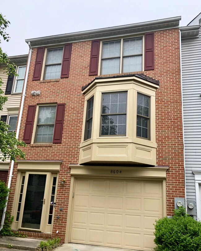 Front - 8604 Lark Pl