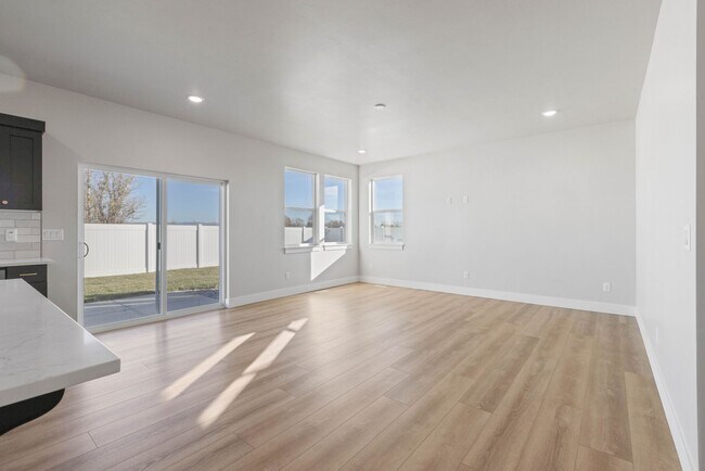 Foto del edificio - LEASE TAKE OVER PLEASE CALL TENANTS BRITTNEY 480-868-7733 OR Gunner Norton 480-450-0666 -FOR THIS...