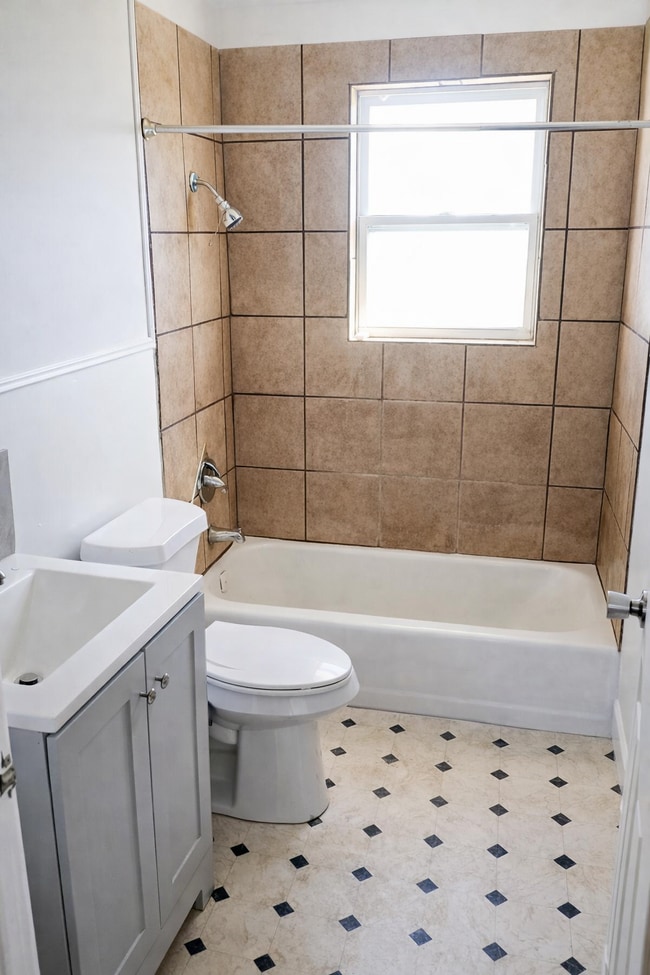 Building Photo - 1219 E Cherry St