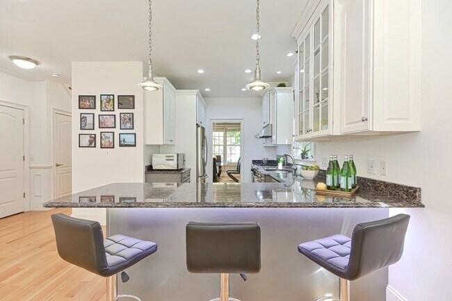 Foto del edificio - 10 Lupine Rd