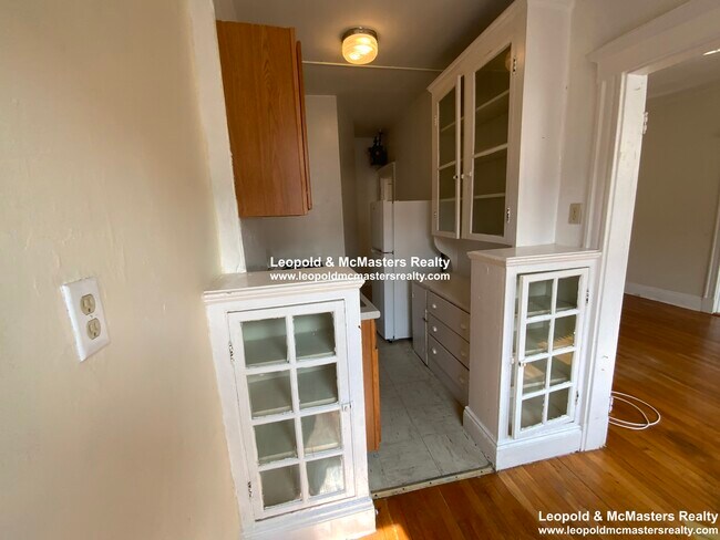 Building Photo - 239 Kelton St