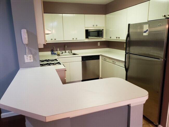 Kitchen - 21 Lake St
