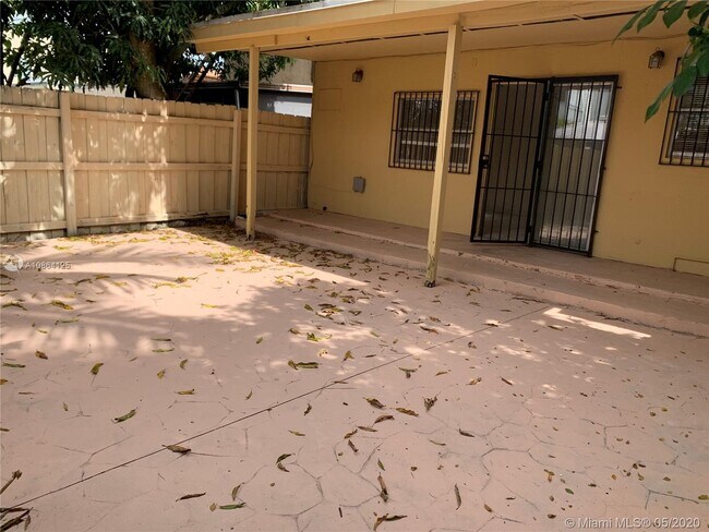 Foto del edificio - 890 W 81st Pl