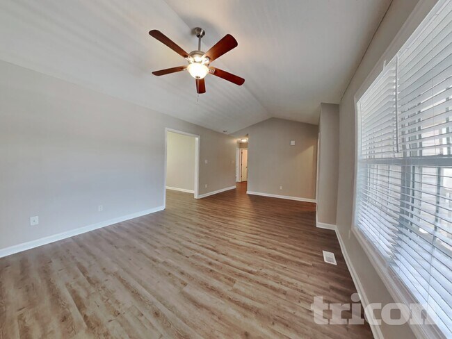 Building Photo - 2112 McKinnon Dr