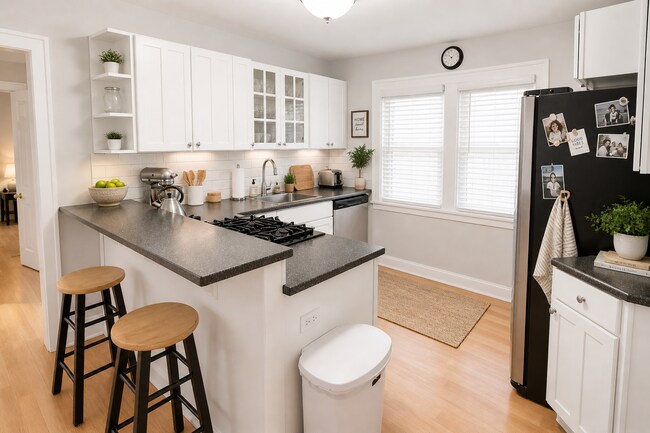 Beautiful Kitchen with Backsplace - 1621 N Astor St