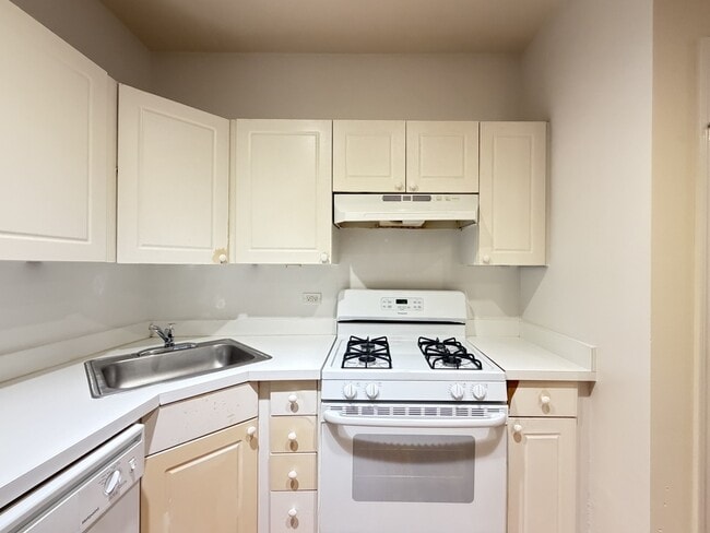 Building Photo - 909 W Dakin St
