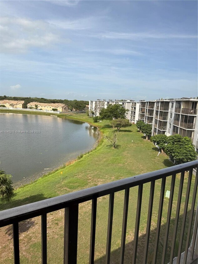 Foto principal - 8600 N Sherman Cir