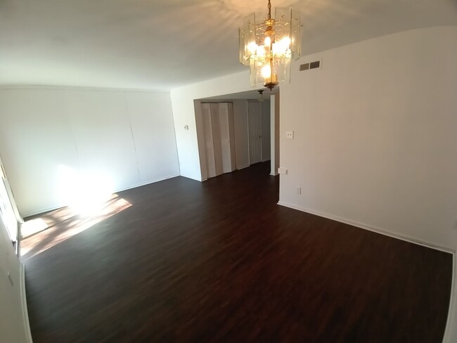 Foto del edificio - 3 bedroom, 1.5 bathroom Townhouse in Virgi...