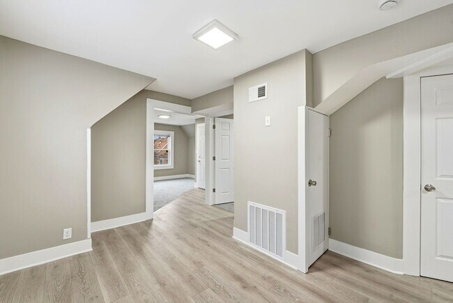 Foto del edificio - 1217 N Harding Ave