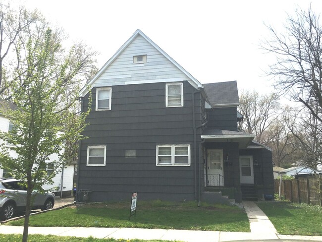 Building Photo - 805 E Chestnut St