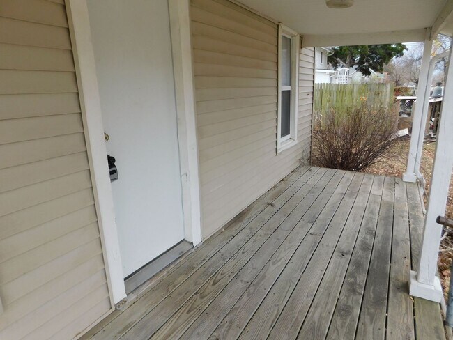 Foto del edificio - 2 bedroom/1 bath house located on a large ...