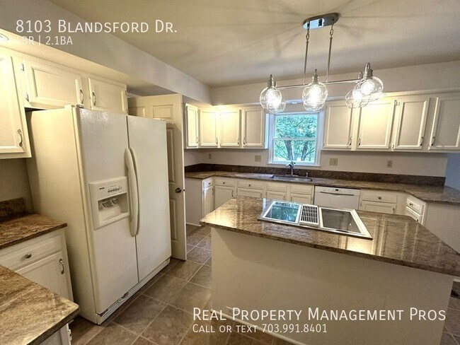 Building Photo - Spacious Deck Backs to Trees/1 Acre