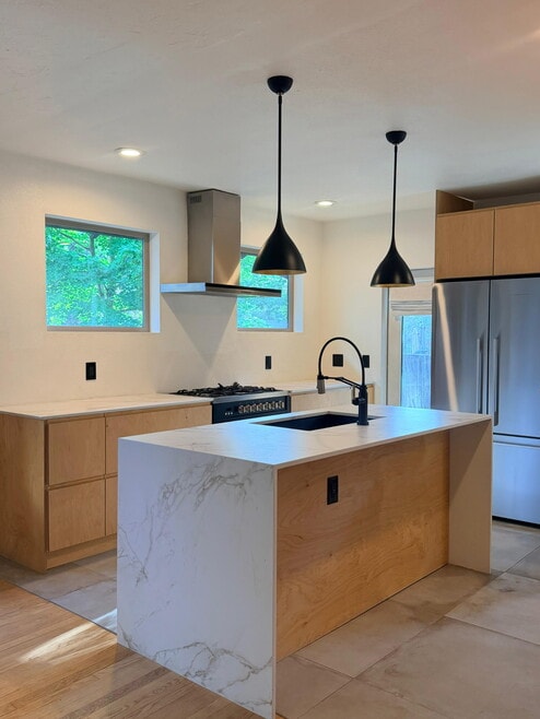 A dream chef's kitchen with brand new gas stove and gas oven! - 1235 S University Blvd