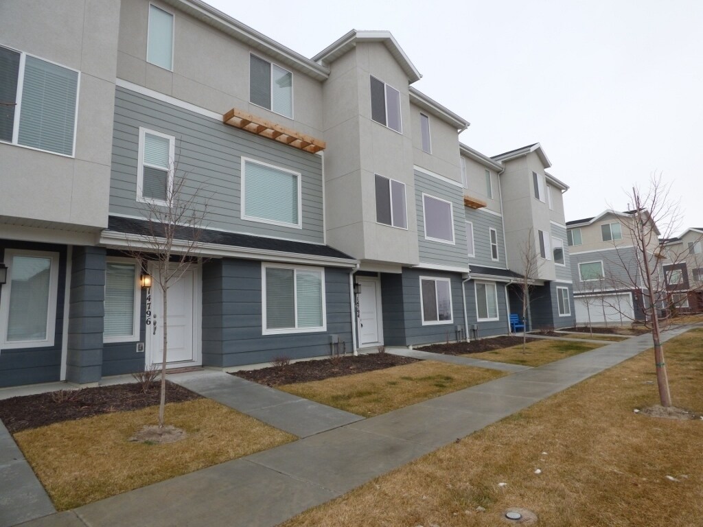 Primary Photo - Newer 4 Bd 3 Ba Townhouse in Bluffdale