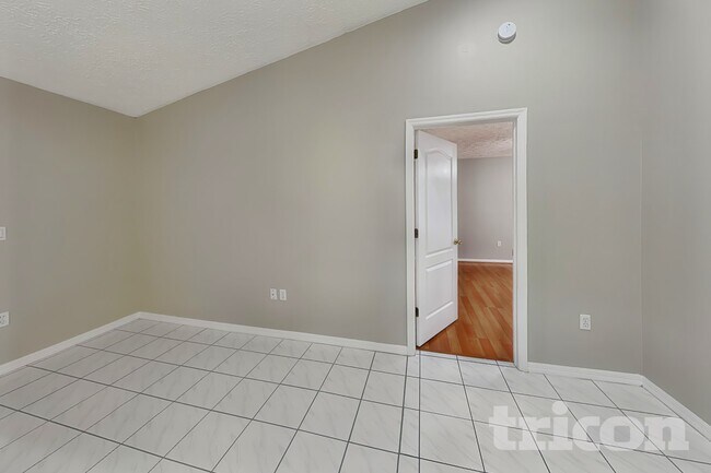 Foto del edificio - 7028 Covewood Dr