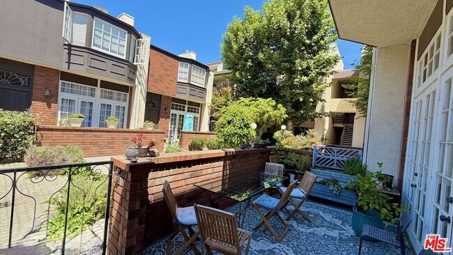 Building Photo - 5420 Lindley Ave