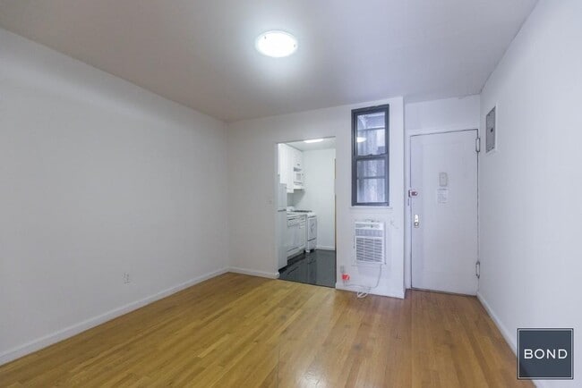 Building Photo - 213 E 84th St