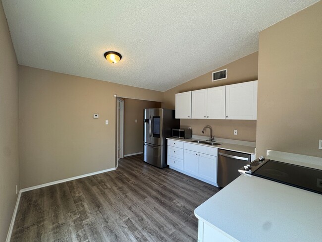 Foto del edificio - MOVE IN READY 3/2 LOCATED INSIDE 1604/CULE...