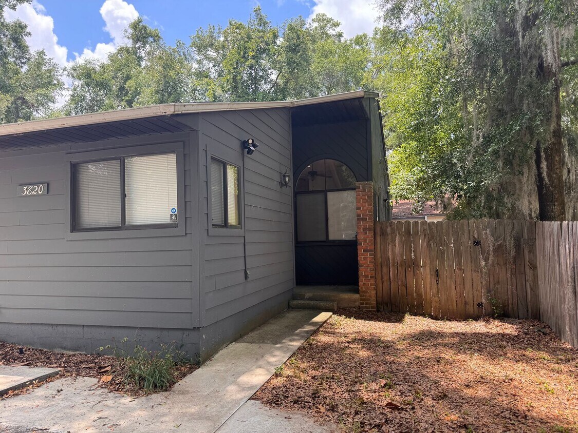 Foto principal - 2 Bed 2 Bath Home in Seranola Manor ! Fenc...