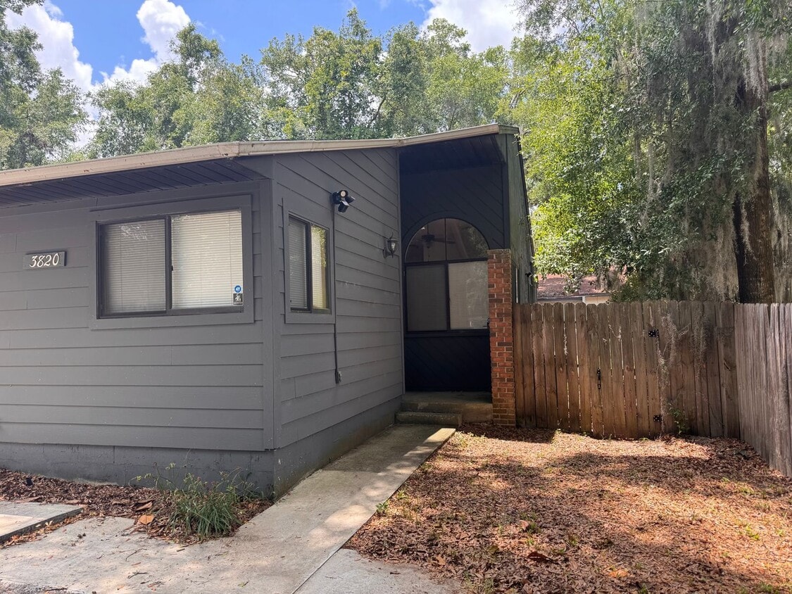 Primary Photo - 2 Bed 2 Bath Home in Seranola Manor ! Fenc...