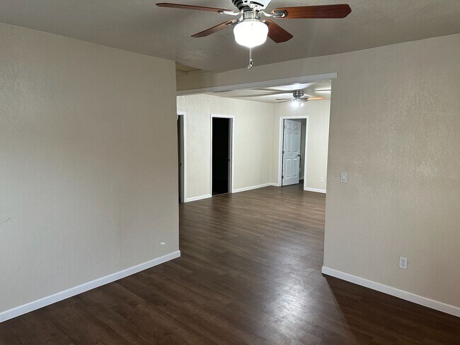Building Photo - 562 W Matheny Ave