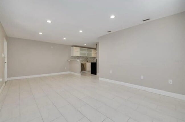 Building Photo - 2 Bedroom/1 Bathroom 2nd floor condo at Pa...