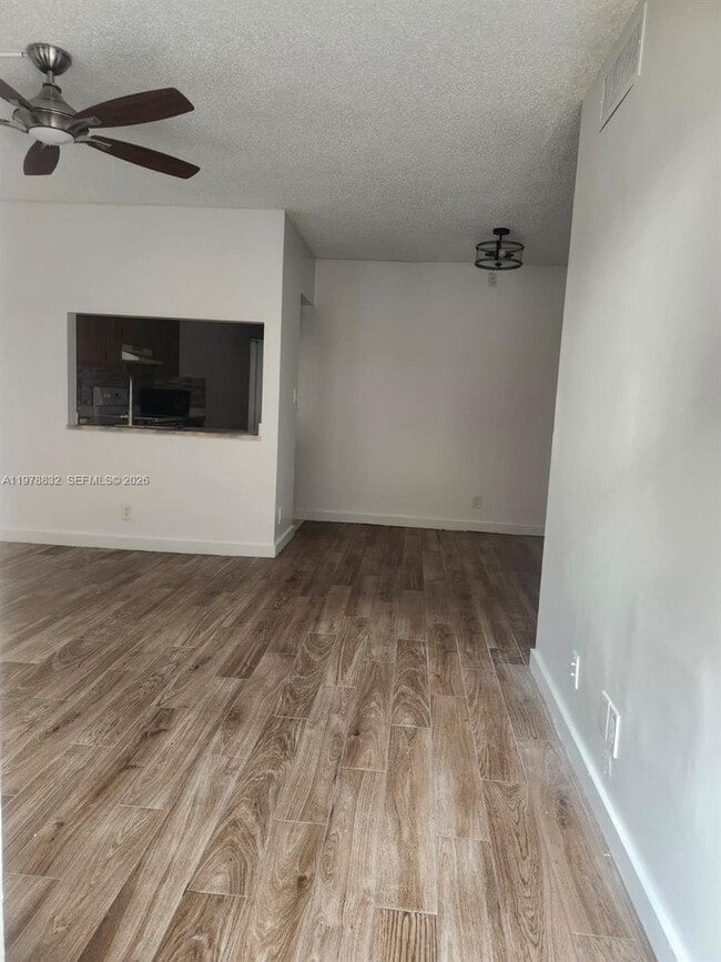 Foto del edificio - 10037 Winding Lake Rd