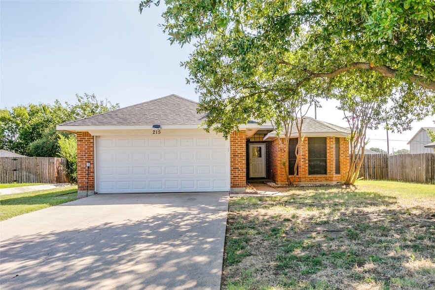 Foto principal - 215 Meadowbrook Ln