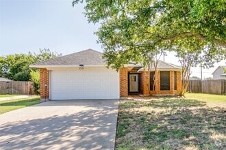 Building Photo - 215 Meadowbrook Ln
