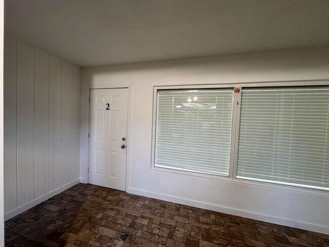 Foto del edificio - 3350 Powerline Rd