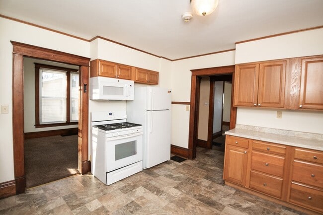 Building Photo - 4 bedroom / 1.5 bath home for rent in Valparaiso