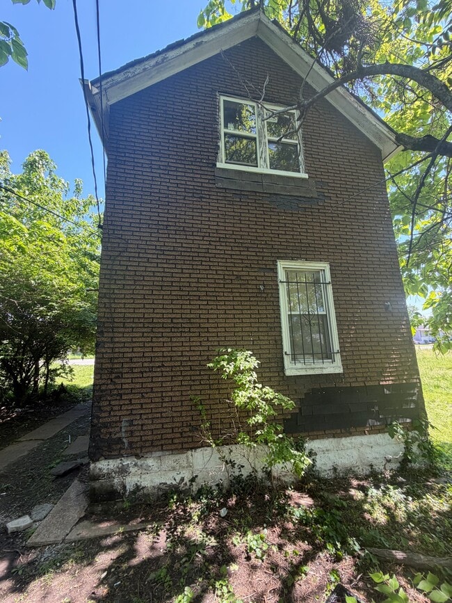 Building Photo - 2120 St Louis Ave