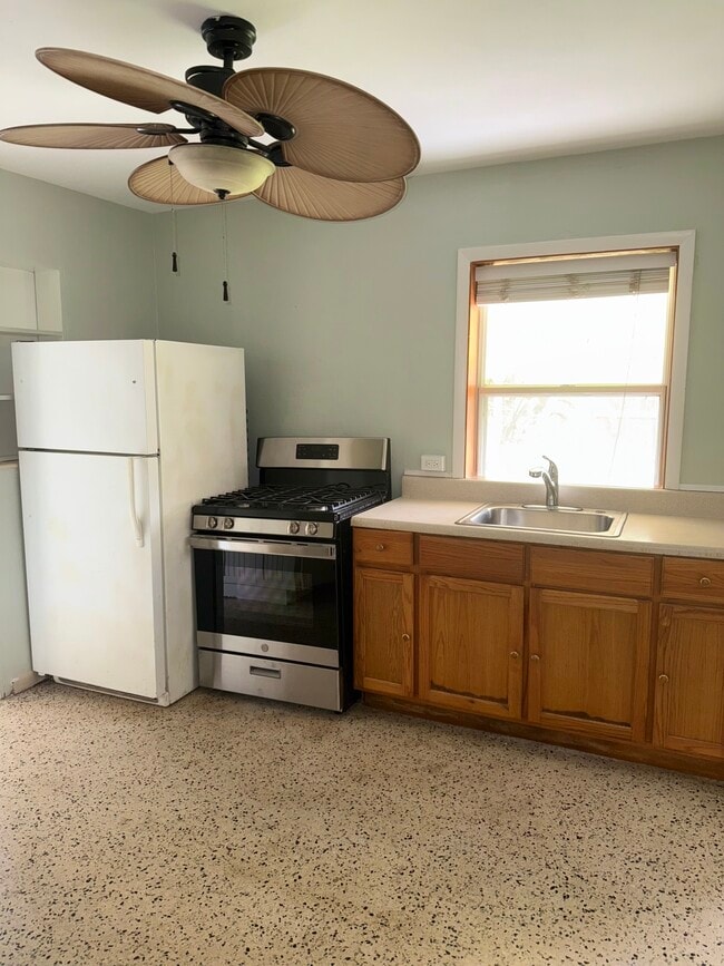APT B KITCHEN - 2929 Patterson Ave