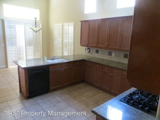 Foto del edificio - 16167 W E St