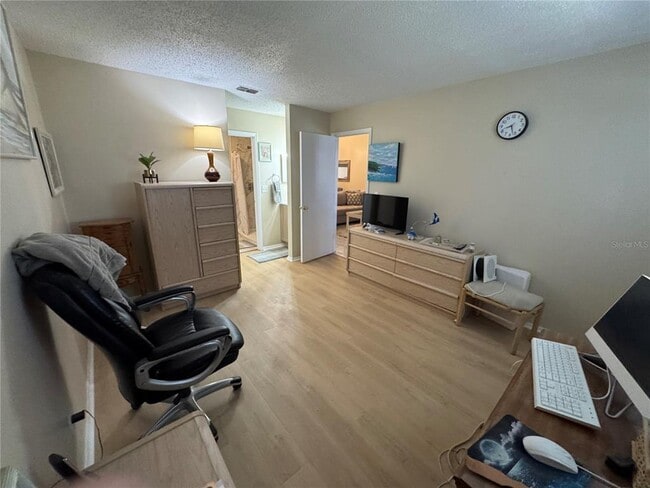 Building Photo - 7249 Parkside Villas Dr N