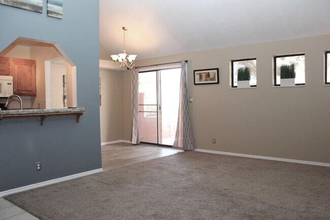 Foto del edificio - 2 Bed with Loft great location!  Community...