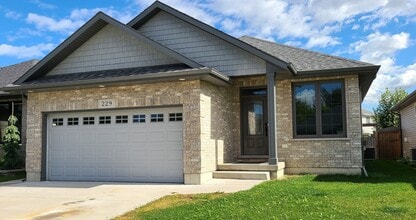 Building Photo - 229 Meadowlark Ln