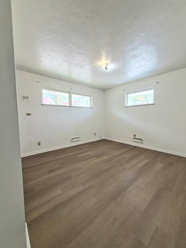 Building Photo - 316 Sheppard Ave