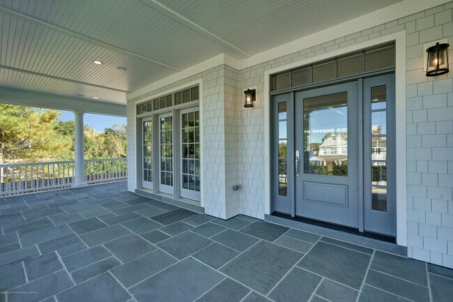 Building Photo - 882 River Rd